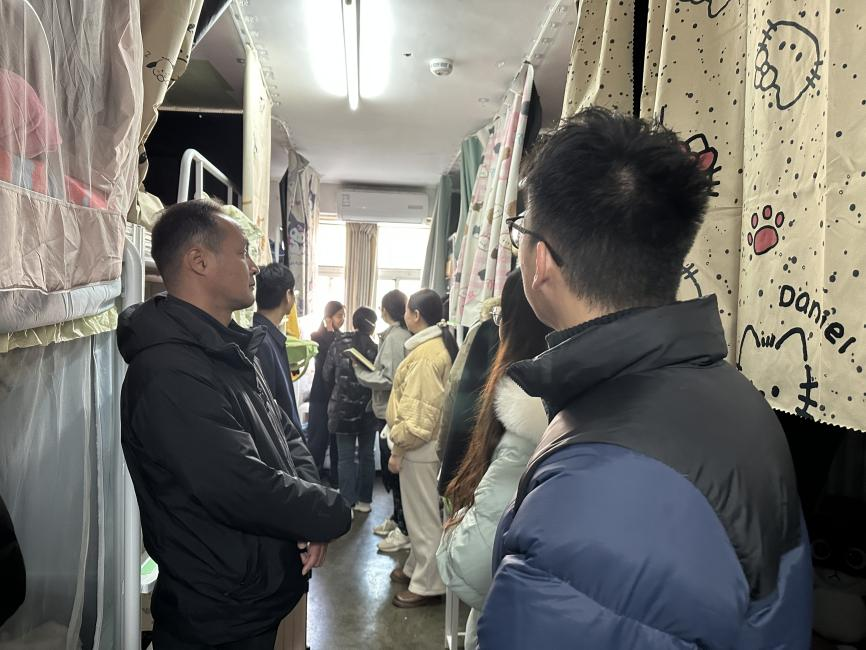 开云kaiyun官方网站带领全体辅导员开展宿舍安全...